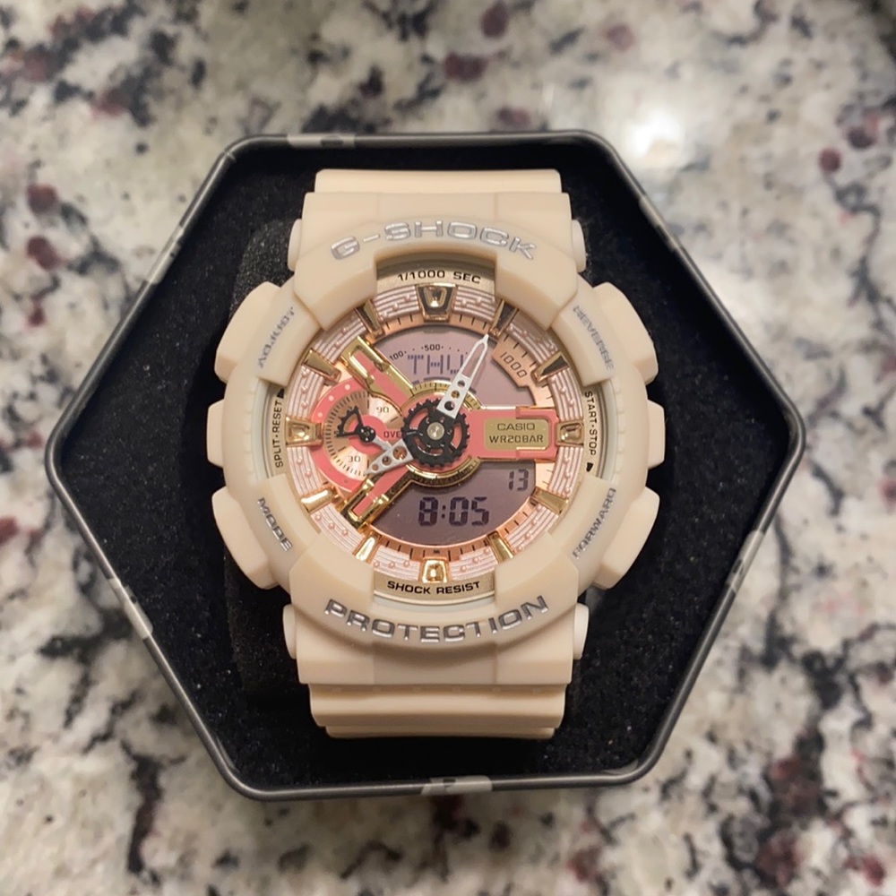 Rose gold/cream white GSHOCK.